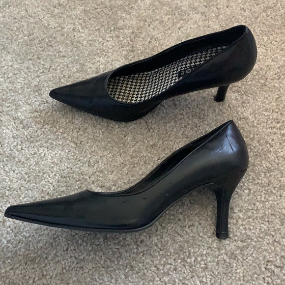 Rampage | Black Pointy Toe Pumps - Picture 4 of 5